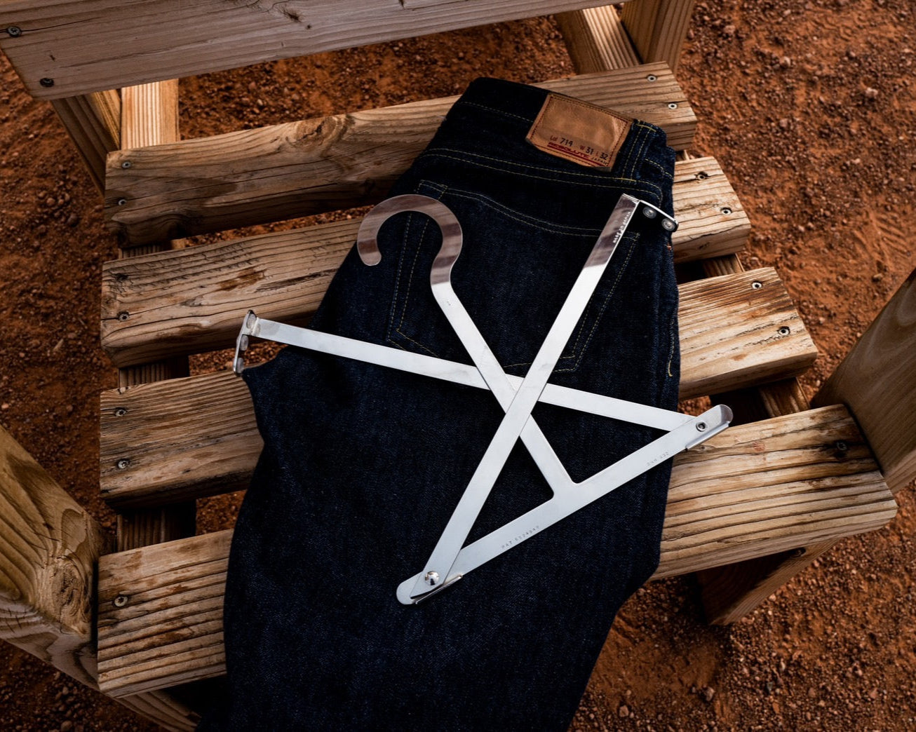 bottom neck hanger